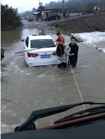 一运鱼车辆故障抛锚，请求119消防车送水救援，消防车免费送水，对此你怎么看管道漏水被收9000元怎么办管道漏水被收9000元 参数